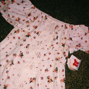 off shoulder floral top 🌸
